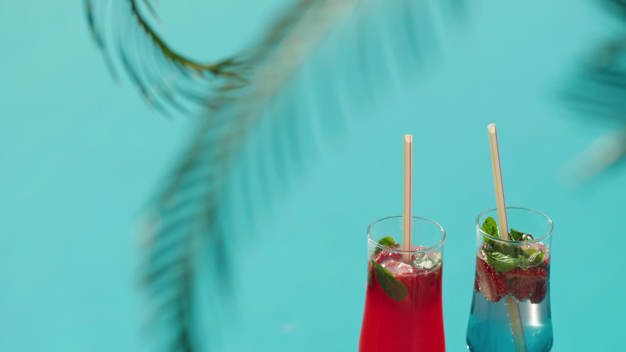 refrescantes cócteles de verano junto a la piscina