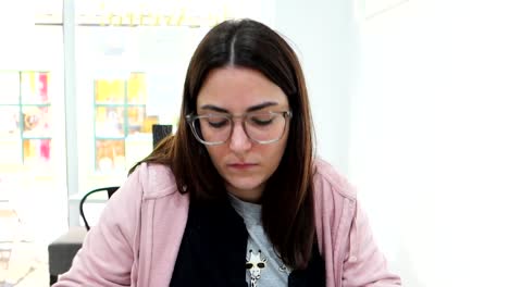 mujer saboreando bacalhau à brás por primera vez en un restaurante de aveiro