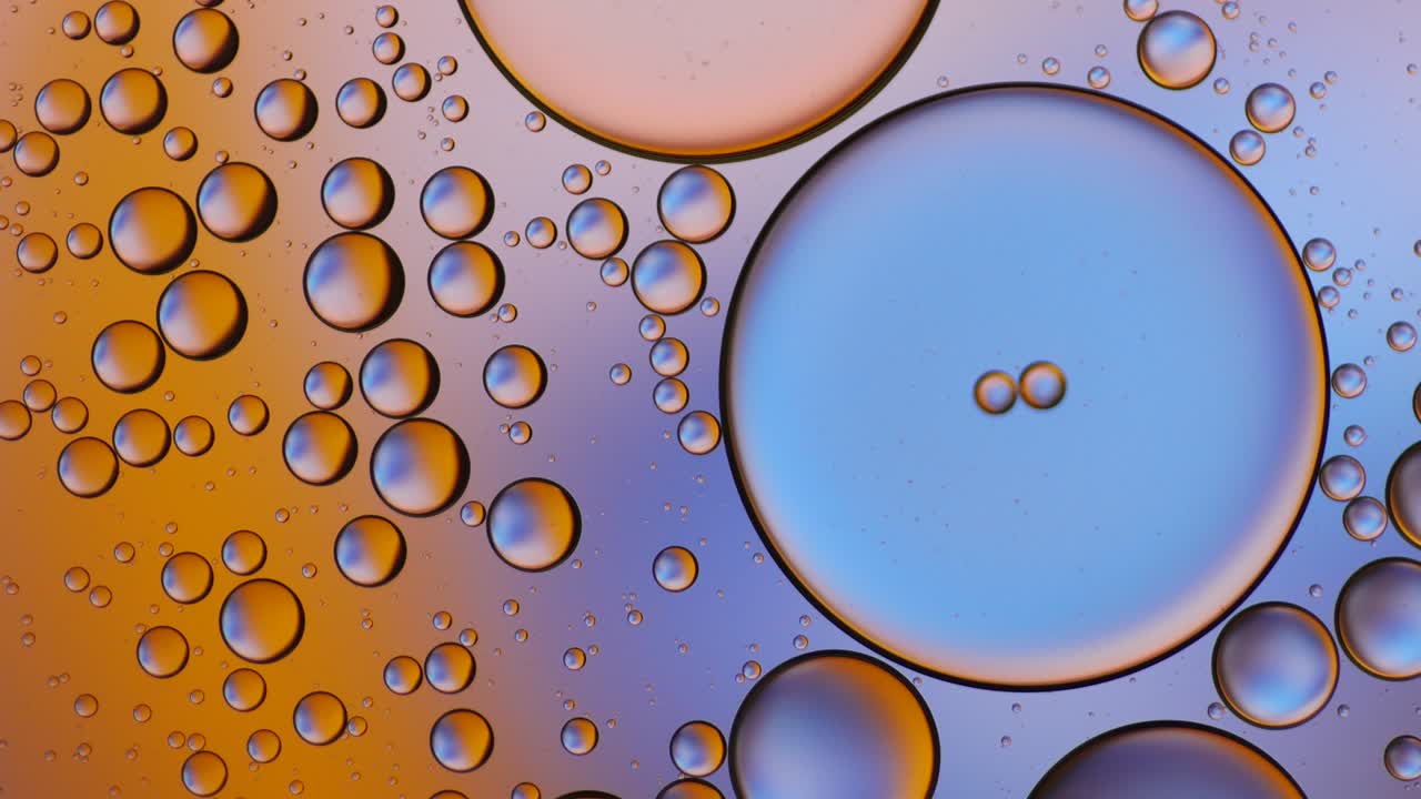 물 위에 떠다니는 기름방울의 다채로운 예술적.