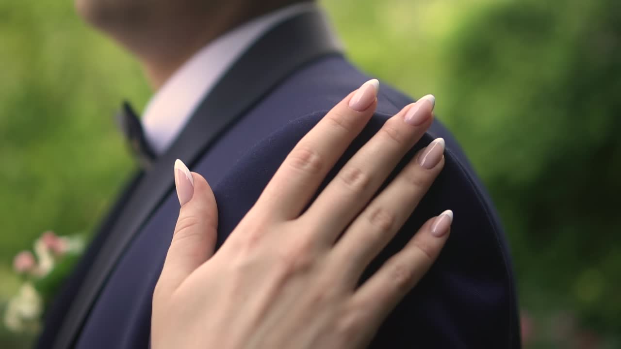 한 여자 가 남자 의 어깨 에 손 을 고