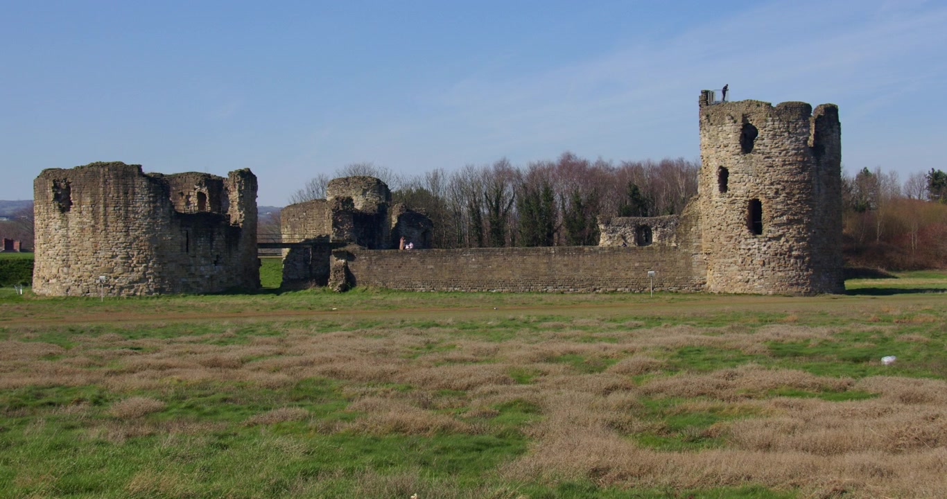 Ampia panoramica da sinistra a destra del Castello di Flint accanto all'estuario del Dee, fiume Dee