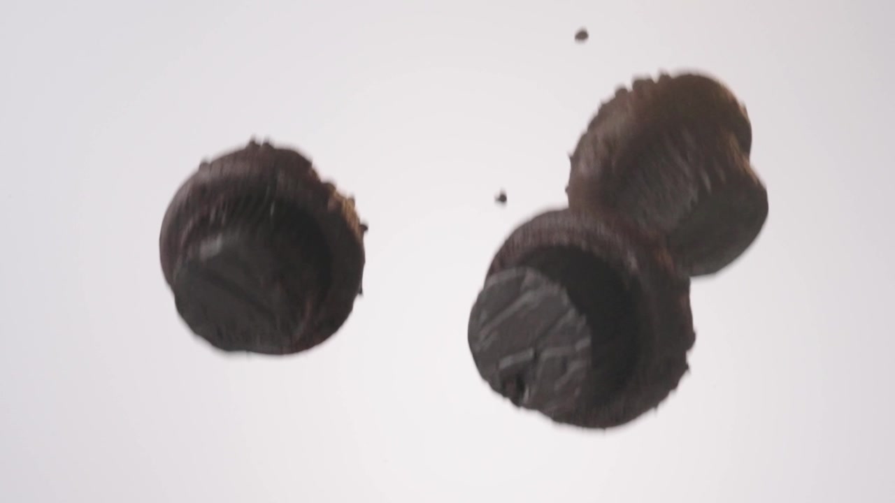 Muffin con gocce di cioccolato che piovono su uno sfondo bianco senza soluzione di continuità in slow motion cinematografico. Contenuti per il pranzo dei bambini, pubblicità per la colazione scolastica, reel di spuntini dopo scuola