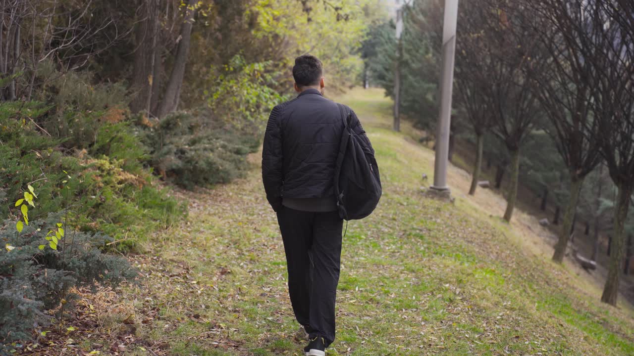 피곤하고 압도된 남자는 외부에서 혼자  ⁇ 습니다.