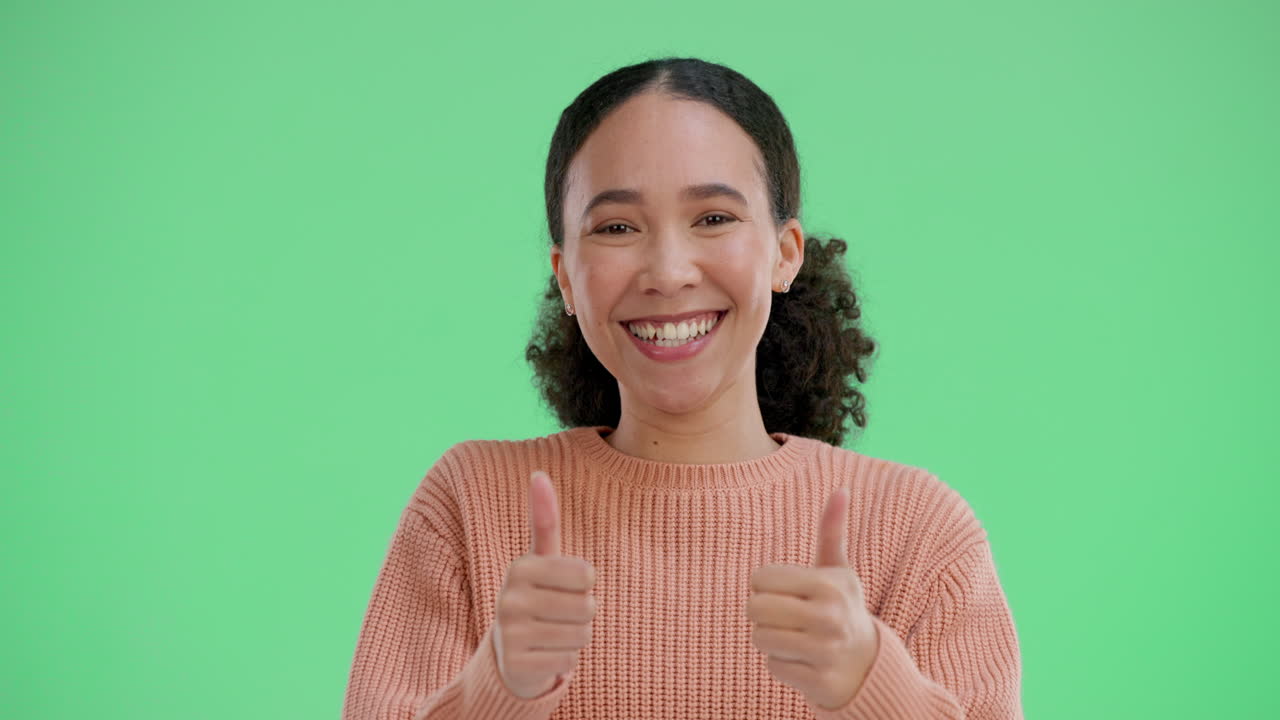 mujer levantando el pulgar en la pantalla verde