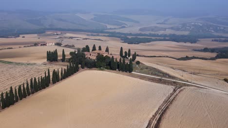 buena vista aérea de arriba vuelo niebla matutina valle de la toscana italia otoño 23