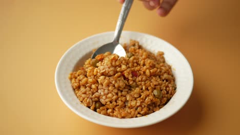 cuenco de platos de verduras y granos con cuchara