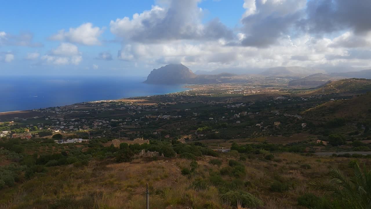 이탈리아 산 비토 로 카포에 가까운 몬테 코파노 시칠리아 자연 보호 구역의 놀라운 공중 시간 경과