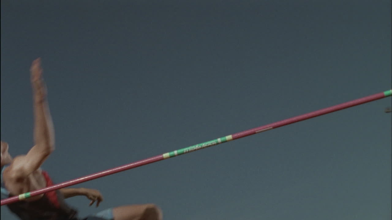 un hombre realiza un salto de altura