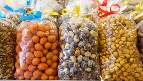 una variedad de nueces y maíz en bolsas