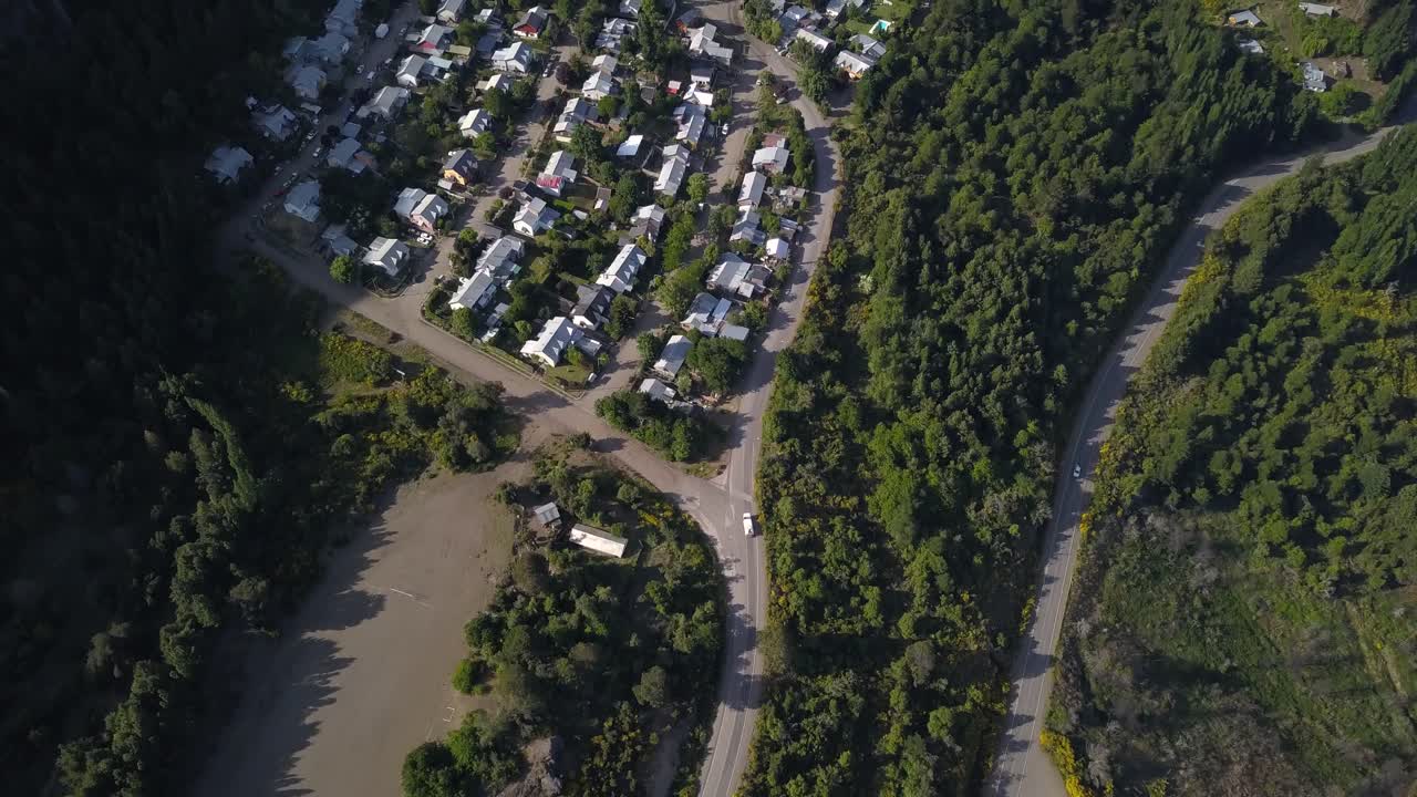 vista aérea de arriba hacia abajo sobre los automóviles que conducen por caminos rurales en medio de una densa vegetación