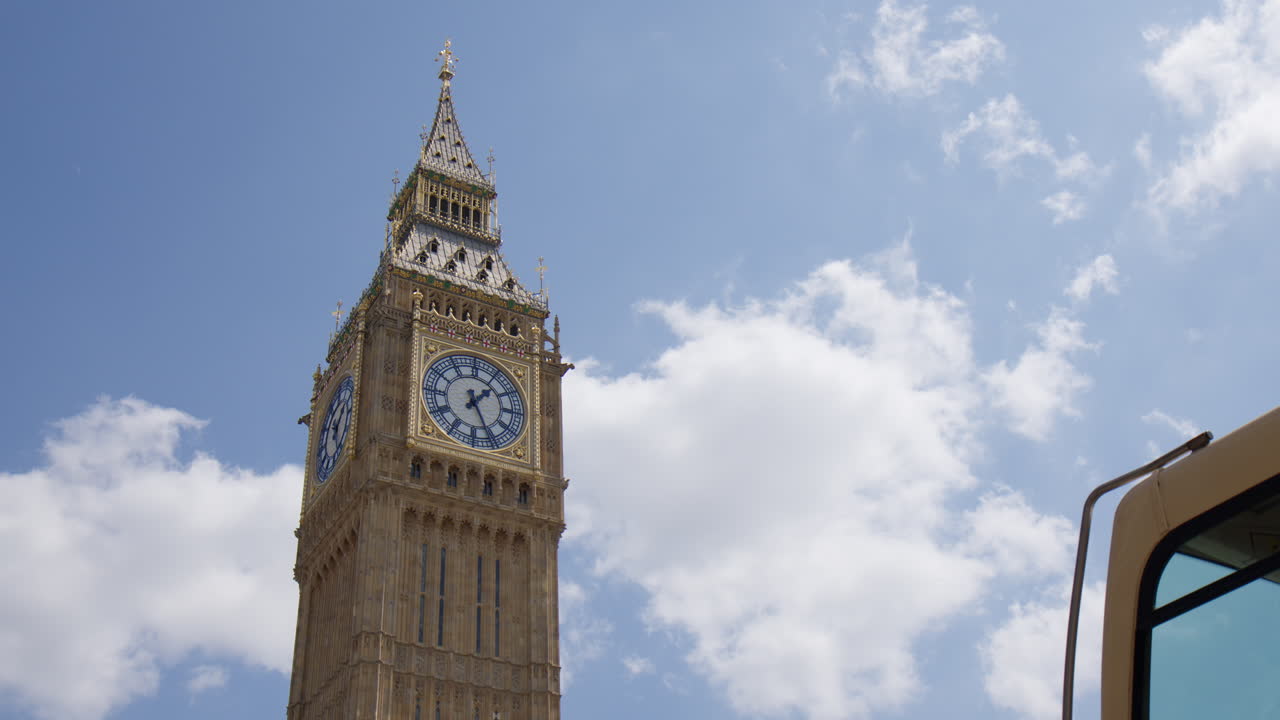 hito cultural con la torre isabel en el palacio de westminster en londres, inglaterra