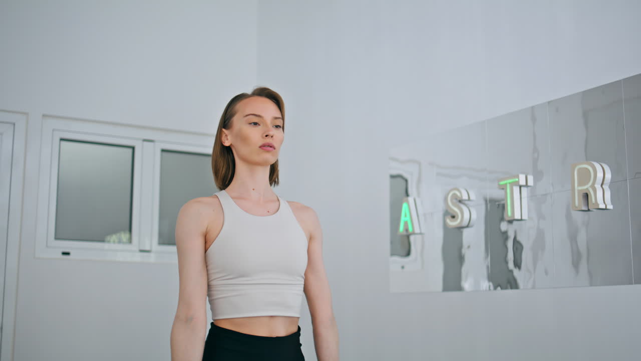 집에서 탄력적인 스트을 사용하여 피트니스 모델 팔 운동. 운동 여자 스트레칭