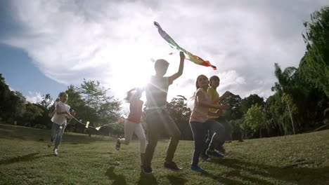 niños corriendo con una cometa