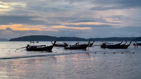 Barcos-De-Cola-Larga-Que-Transportan-Gente-A-La-Orilla,-Recortados-Contra-Un-Cautivador-Cielo-Nocturno.