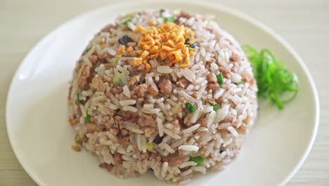 arroz frito con aceitunas negras chinas saladas con carne de cerdo picada - estilo de comida asiática