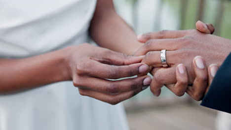 pareja, tomados de la mano y anillo para el matrimonio