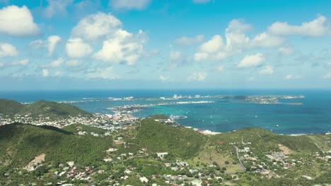 Hyperlapse-Ansicht-Einer-Drohne,-Die-Von-Saint-Martin-Aus-Fliegt-Und-An-Einem-Sonnigen-Tag-Nach-Marigot-Blickt