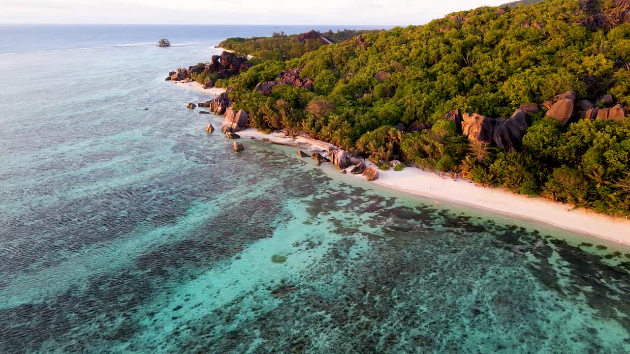 Seychelles La Digue Spiaggia del Tramonto Rocce Drone Aereo11.mp4