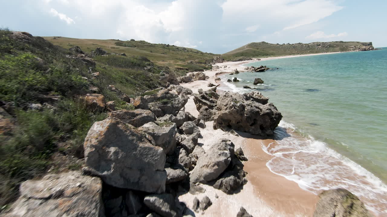 바위 해변과 해안 경계