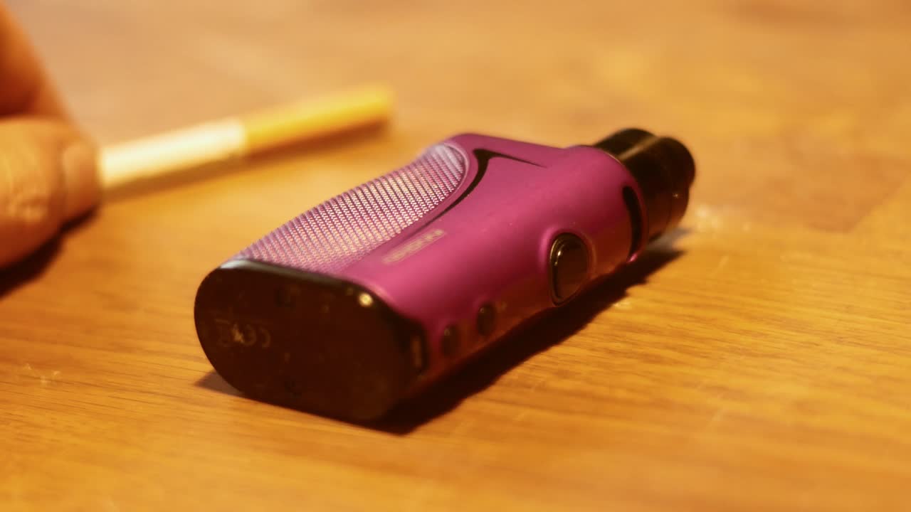 golpeando con la mano el cigarrillo y luego moviendo el vaporizador