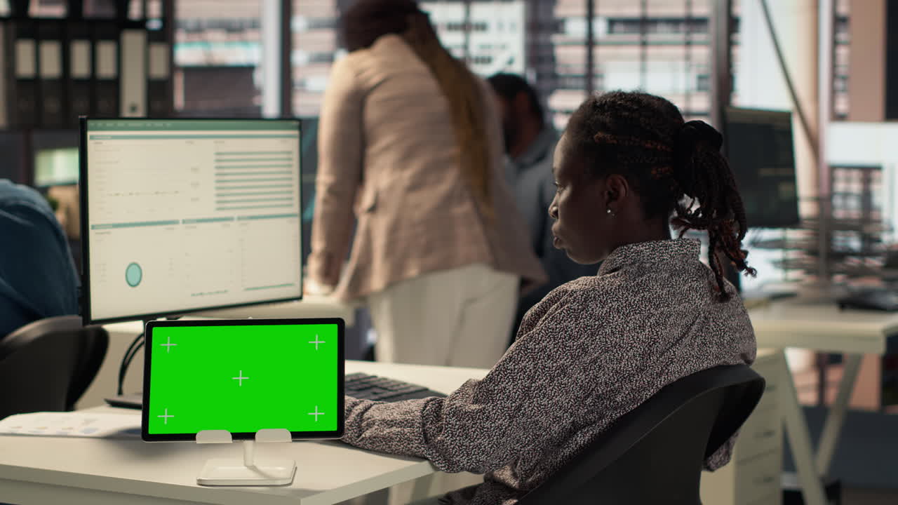 현대적인 사무실에서 일하는 다양한 비즈니스 팀