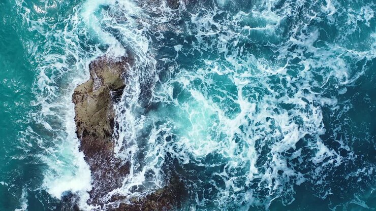 Pericolose onde tempestose del mare che si infrangono sulle pietre della costa hawaiana