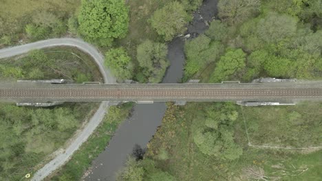 Gerade-Führende-Symmetrische-Eisenbahnbrücke-Auf-Dem-Land-In-Kerry,-Irland