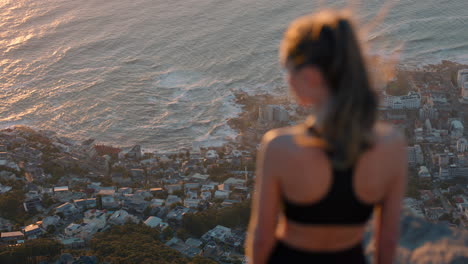 Mujer-En-La-Cima-De-La-Montaña-Mirando-La-Hermosa-Y-Tranquila-Vista-Del-Océano-Al-Atardecer-Chica-Parada-En-El-Borde-Del-Acantilado-Disfrutando-De-La-Libertad-Contemplando-El-Viaje-A-La-Cumbre