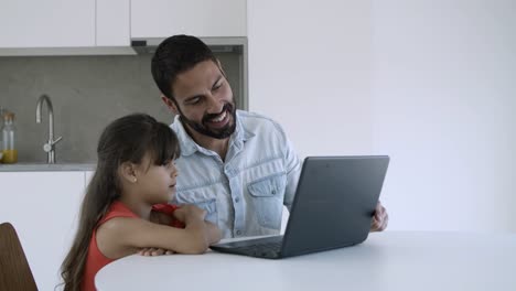 Süßes-Kleines-Mädchen-Und-Ihr-Vater-Benutzen-Gemeinsam-Einen-Laptop