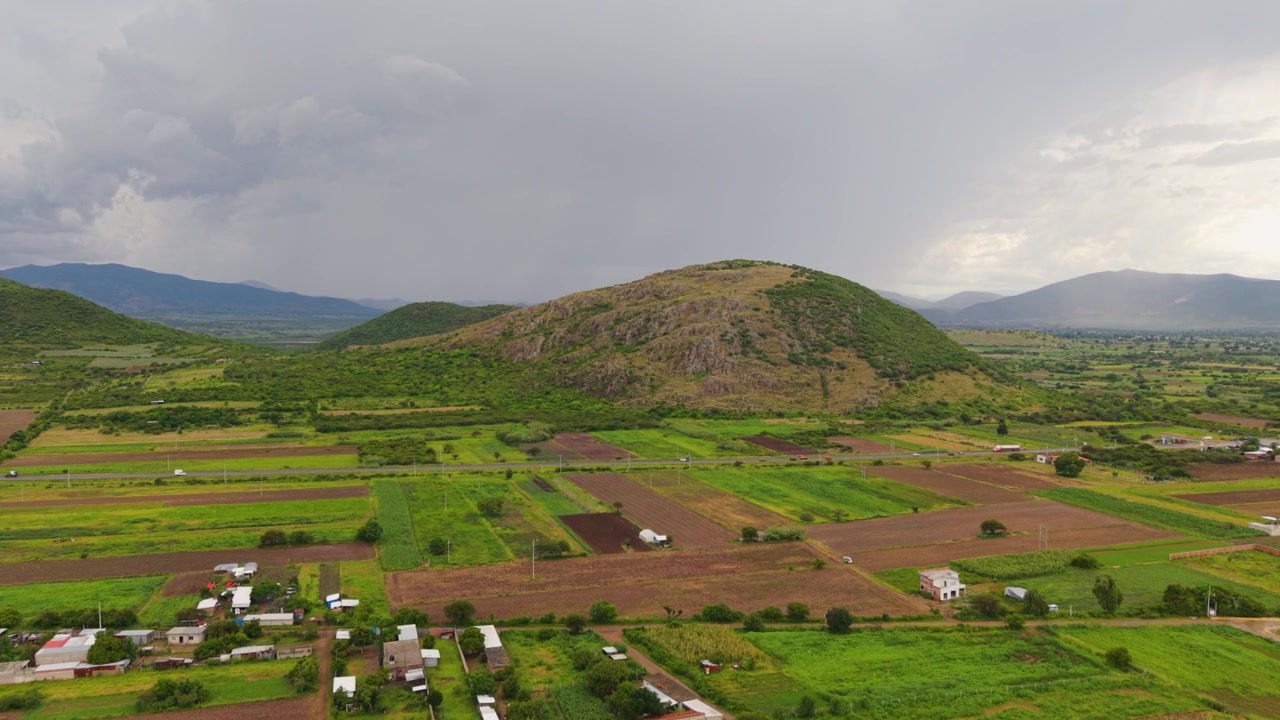 Vista aerea panoramica del Cerro Dainzú nelle Valli Centrali di Oaxaca