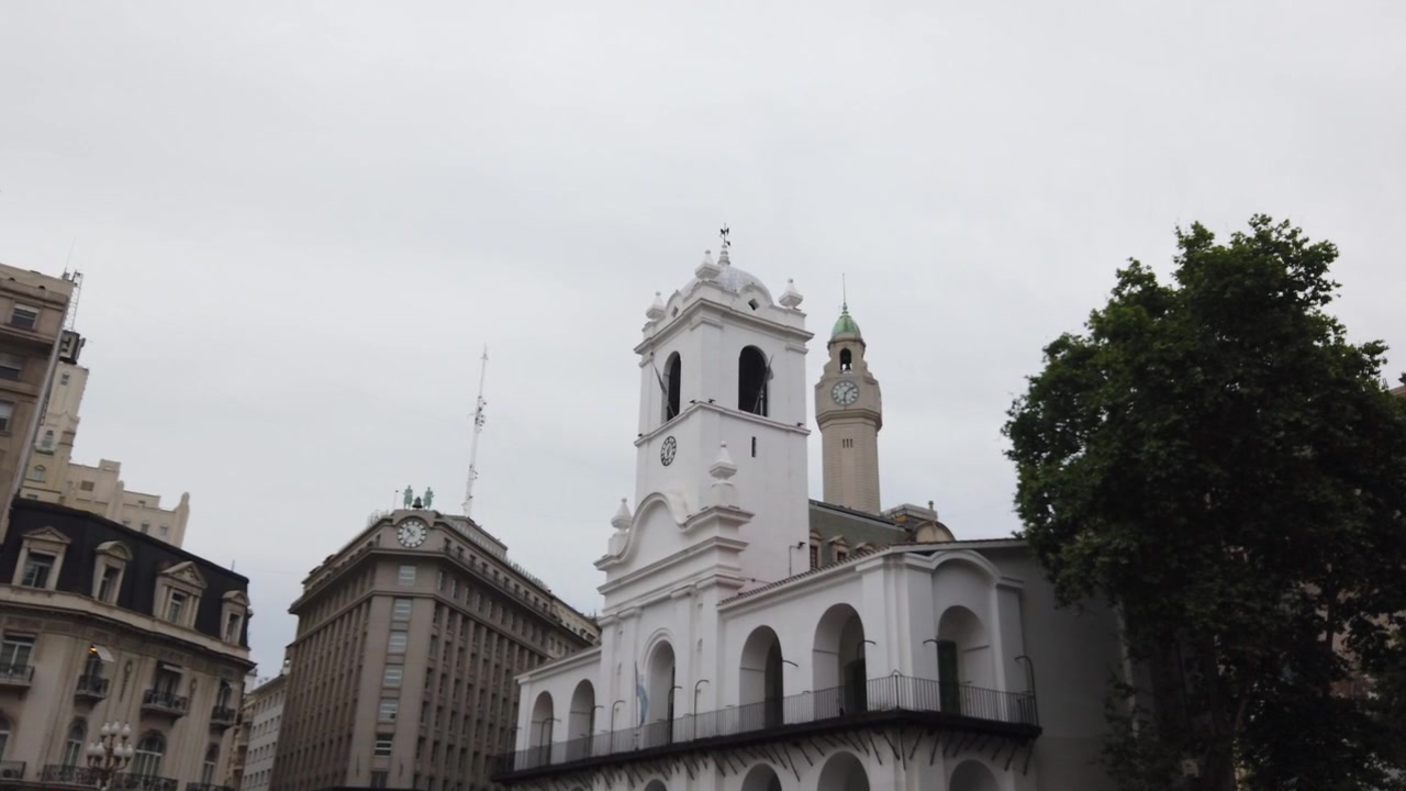 Il Cabildo, un emblematico edificio coloniale bianco a Buenos Aires, con la sua torre antica.