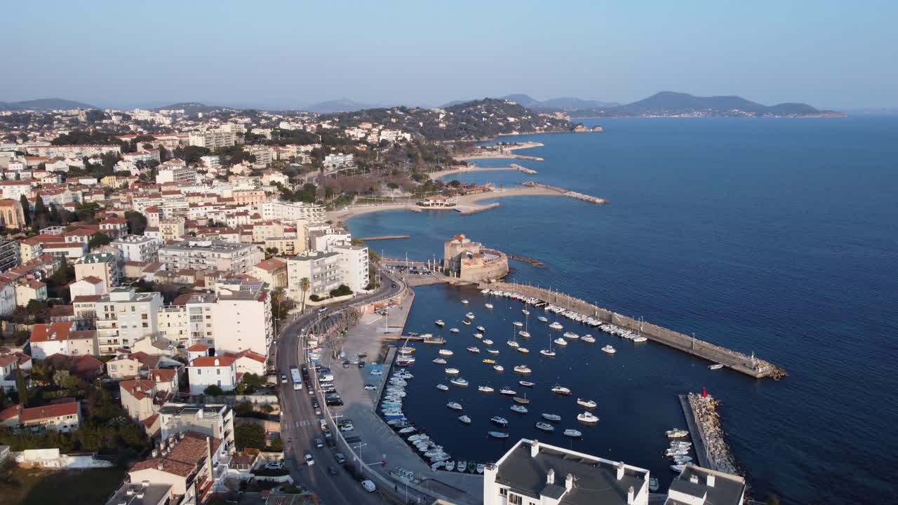 le mourillon y marina con fort saint-louis, barrio de toulon antena