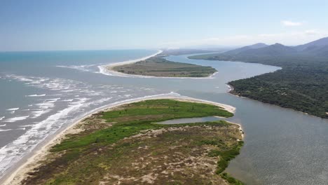 Meeting-of-waters,-fresh-water-of-the-river-with-the-salt-water-of-the-sea,-estuary