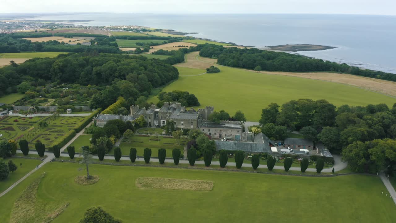 Ilmakuvaa 4K-laadulla: Ardgillan Castle on kartano Balbrigganissa, Dublinissa, Irlannissa