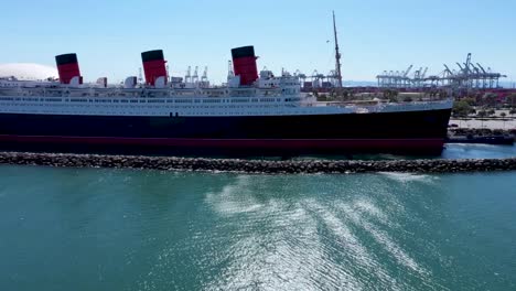 el barco queen mary atracó en el puerto de long beach.