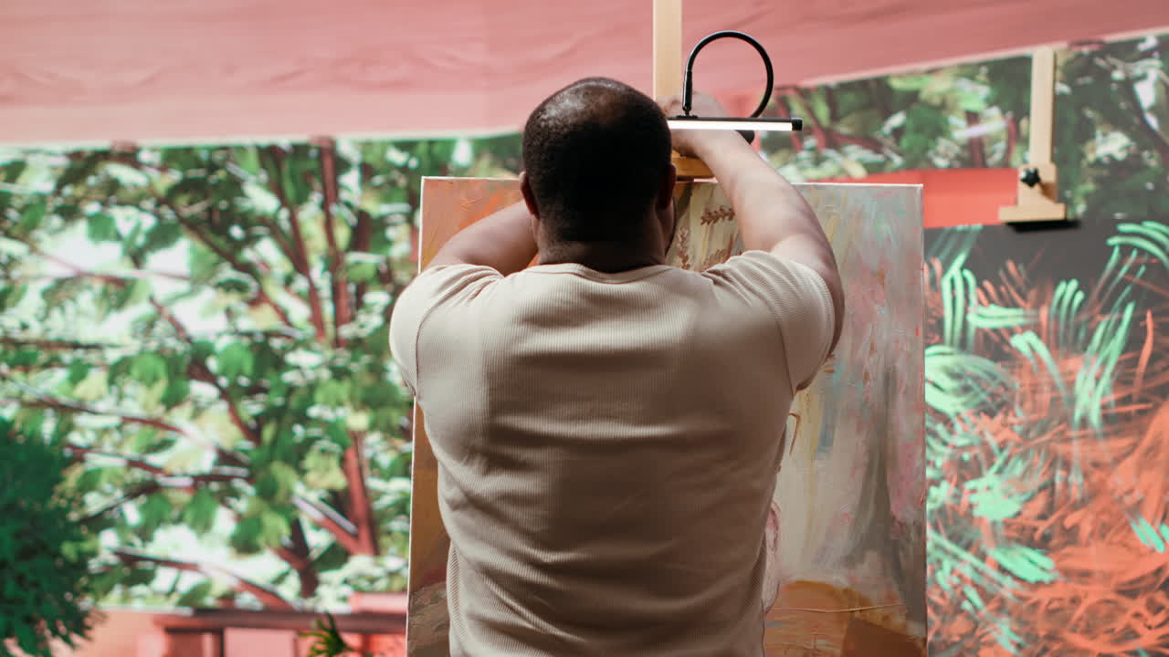 스튜디오에서 그림 그리는 예술가