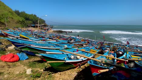 Reihe-Blauer-Fischerboote,-Die-Am-Strand-Geparkt-Sind