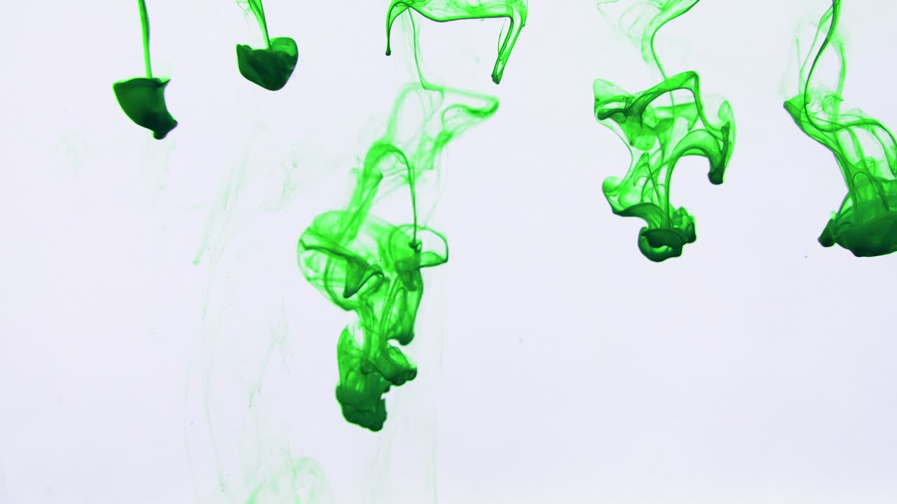 4k imágenes de gotas de tinta coloridas en el agua, fondo abstracto aislado. verter tinta en el agua. mezcla de pintura submarina. giros lentos de tinte psicodélico, explosión de humo de color. salpicaduras, líquido flotante