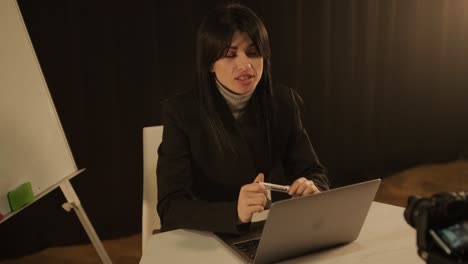 gerente femenina grabando un curso de video educativo