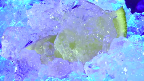 el primer plano de una ramita de menta descongelada está acompañado de una rebanada de limón recién cortada, sumergida en hielo, encarnando el concepto de revigorización, revitalización y rejuvenecimiento en medio del calor del verano.