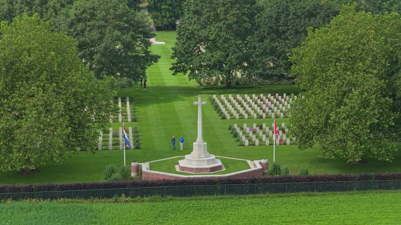 Vista aerea del cimitero di guerra canadese di Groesbeek con la Croce del Sacrificio
