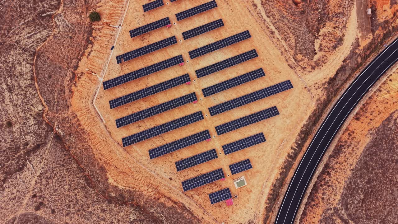 Solpaneler installeret på en mark nær en vej i Spanien