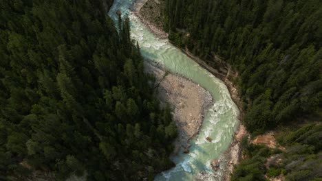 Vista-De-Pájaro-Tiro-De-Drone-Río-Columbia-Corriendo-A-Través-De-Las-Montañas-Rocosas