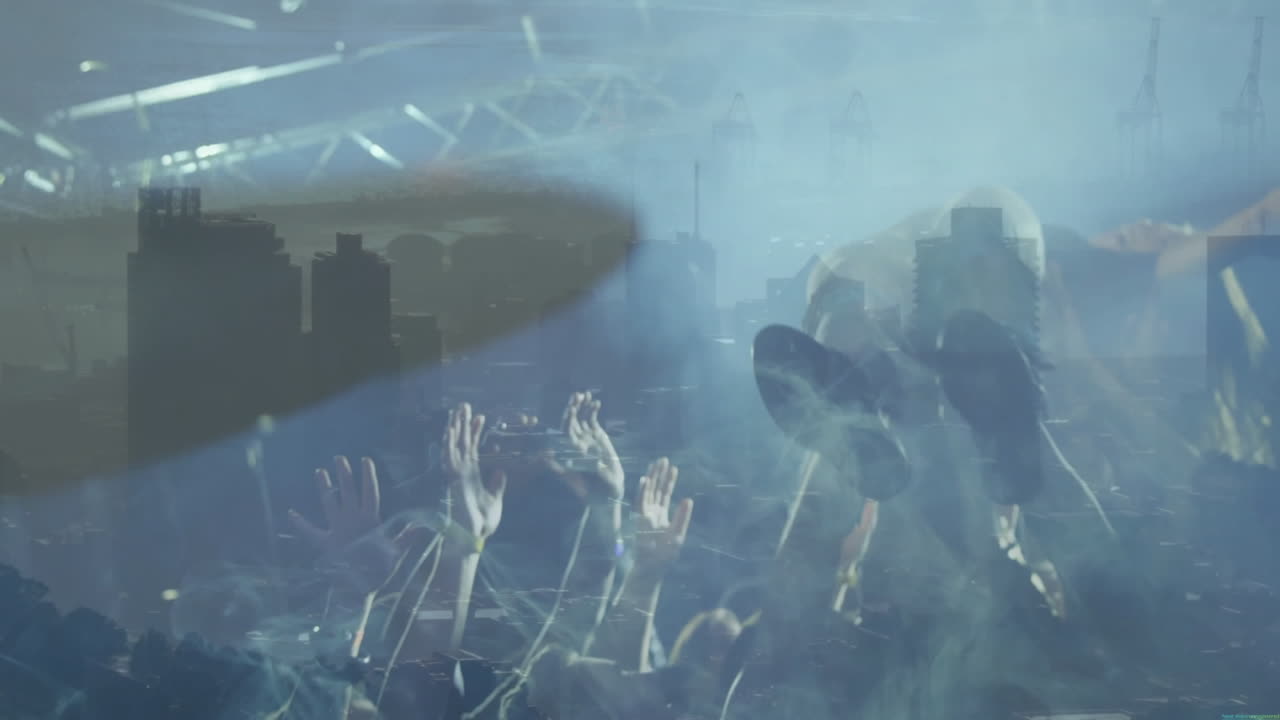 Folla di un concerto con le mani alzate sovrapposta a un paesaggio urbano, con foschia di luci blu del palco, per il marketing musicale.