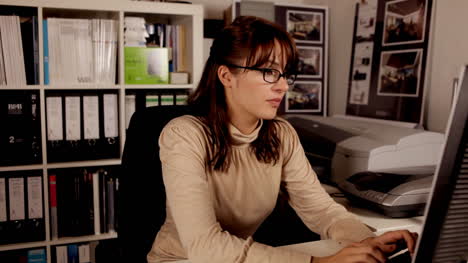 Joven-mujer-secretaria-01