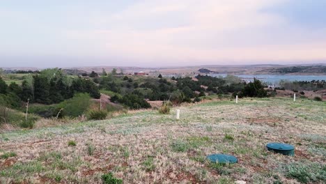 Windsturm-Mit-Blick-Auf-See-Und-Rasenfeld-In-Texas-Mit-Wolken-über-Den-Landschaftshügeln-Und-Bäumen