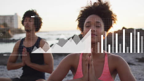animación de procesamiento de datos digitales sobre diversas personas practicando yoga en la playa