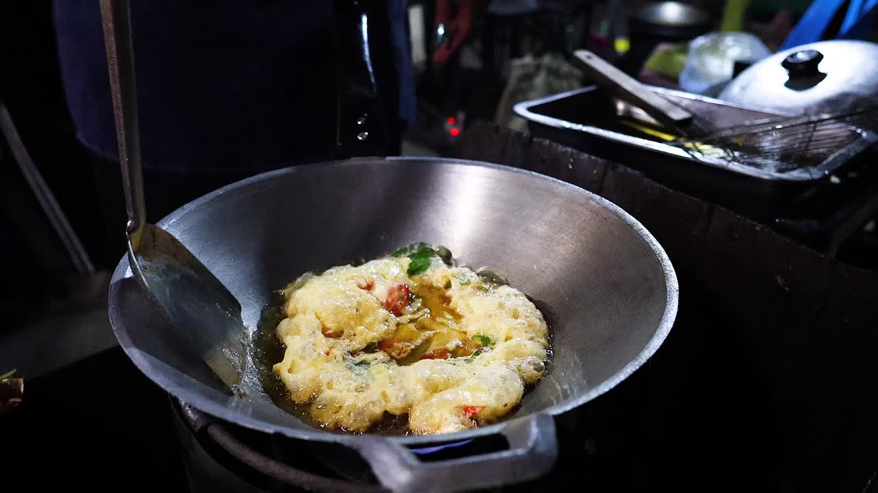 거리 판매자 가 우크 에서 오 을 준비 하고 있다