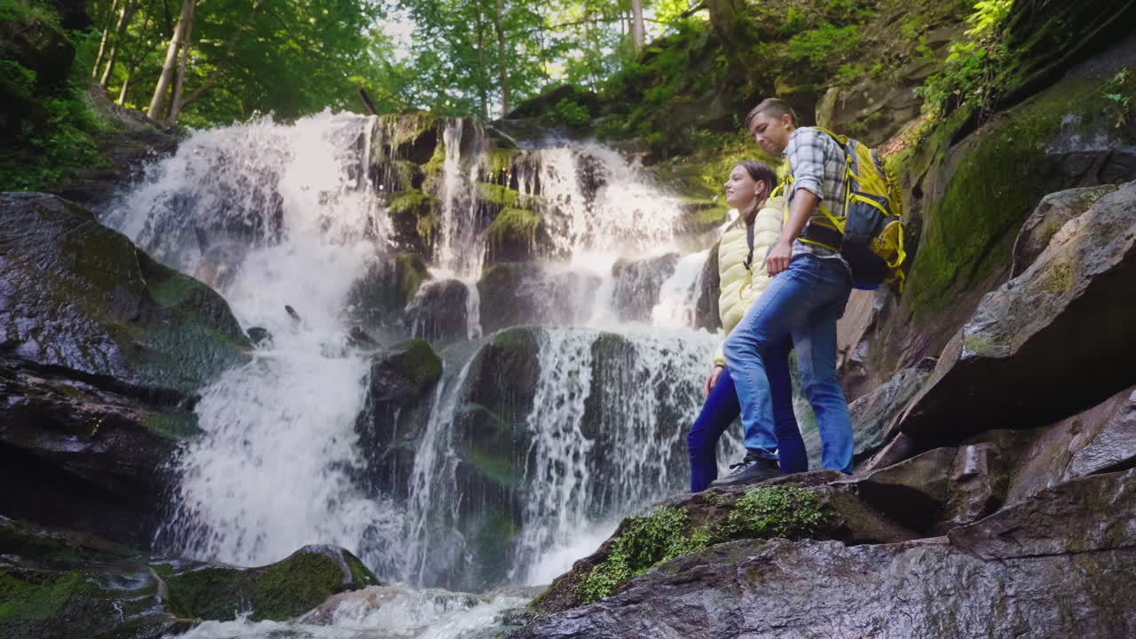 una hermosa cascada en las montañas agua que fluye sobre las rocas