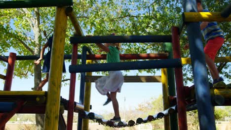 niños jugando en el patio de recreo 4k